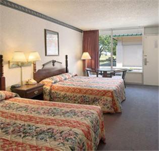 Super 7 - Dillon Motel Room photo